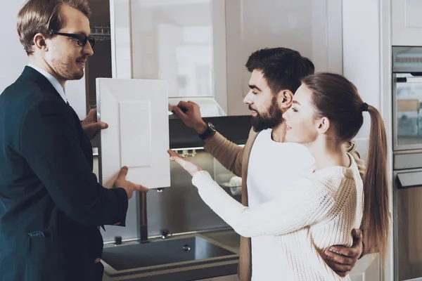 Manager Suit Showing Cabinet Material Couple Clients Kitchen Store — Stock Photo, Image