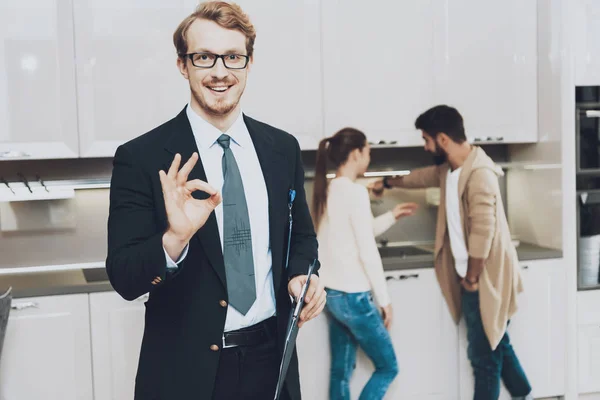 Paar Von Kunden Schaut Auf Eingebaute Spüle Küchengeschäft Mit Manager — Stockfoto