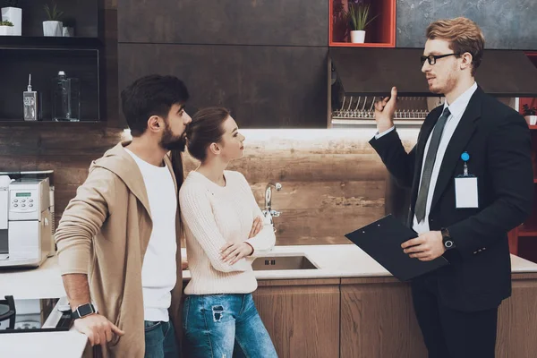 Manager Anzug Zeigt Kunden Küchenladen Einbauschränke — Stockfoto