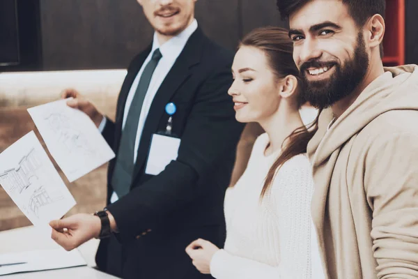 Gerente Traje Mostrando Planos Cocina Para Parejas Clientes Tienda Cocina — Foto de Stock