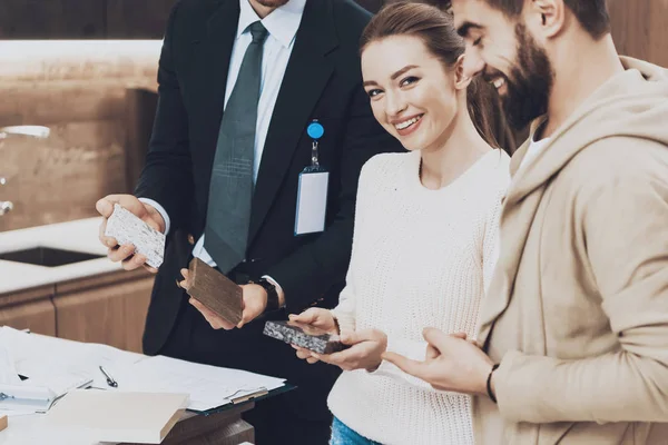 Manager Anzug Zeigt Kunden Küchenladen Drei Verschiedene Materialien — Stockfoto