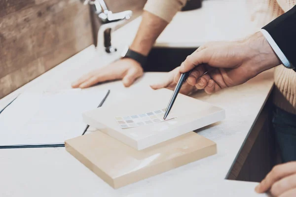 Nahaufnahme Eines Managers Anzug Der Kunden Küchenladen Verschiedene Materialien Und — Stockfoto