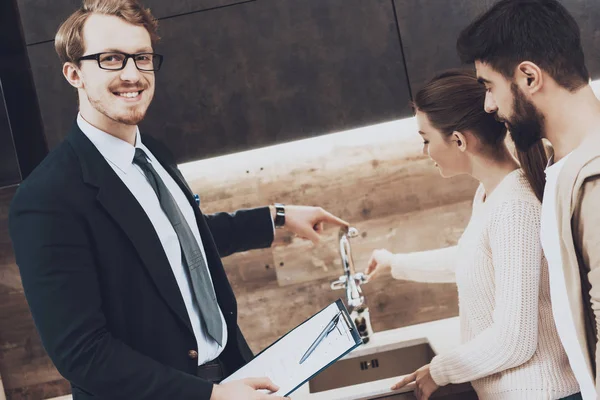 Evye mutfak mağazasında çift istemcilere gösterilen takım yöneticisi