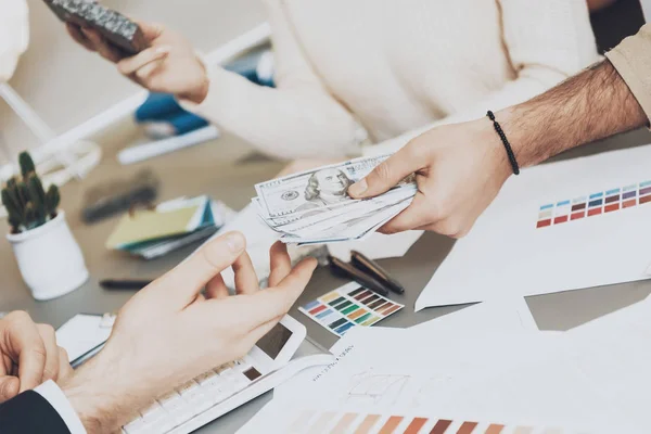 Close Couple Clients Paying New Kitchen — Stock Photo, Image