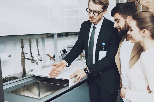 Evye kapaklı mutfak mağazasında çift istemcilere gösterilen takım yöneticisi