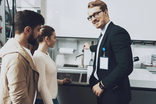 Evye kapaklı mutfak mağazasında çift istemcilere gösterilen takım yöneticisi