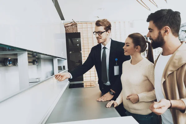 Yeni mutfak mutfak mağazasında çift istemcilere gösterilen takım yöneticisi