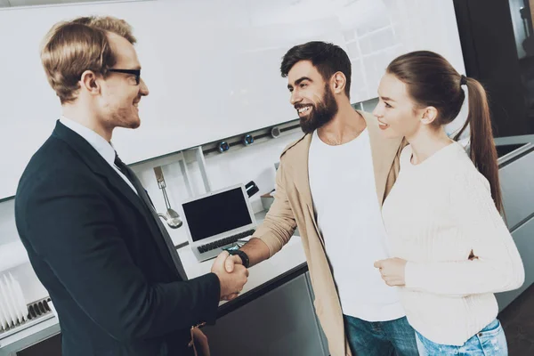 Manager Anzug Und Kunde Mit Frau Beim Händeschütteln Küchengeschäft Mit — Stockfoto