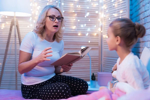 Grandmother Granddaughter Reading Book Sitting Bed — Stock Photo, Image