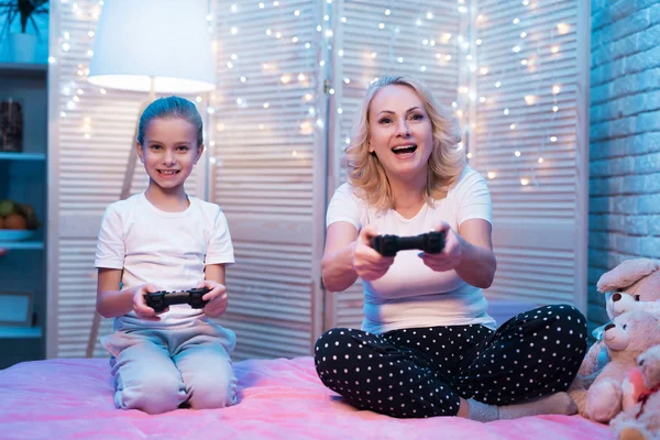 Γιαγιά Και Εγγονή Κάθεται Και Παίζει Βιντεοπαιχνίδια Στο Κρεβάτι — Φωτογραφία Αρχείου