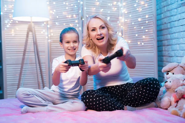 Abuela Nieta Sentadas Jugando Videojuegos Cama — Foto de Stock