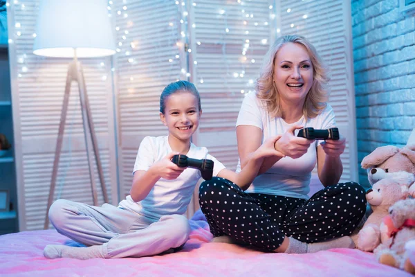 Abuela Nieta Sentadas Jugando Videojuegos Cama — Foto de Stock