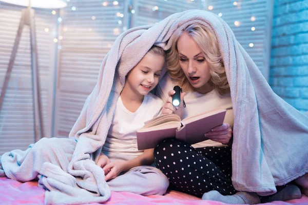 Бабуся Онука Читають Книгу Під Ковдрою Ліжку — стокове фото