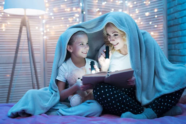 Бабуся Онука Читають Книгу Під Ковдрою Ліжку — стокове фото