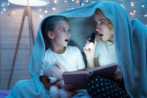 Avó Neta Lendo Livro Com Lanterna Sob Cobertor Cama — Fotografia de Stock