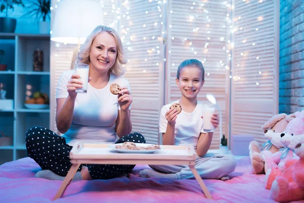 Nagymama Unokája Élvezve Tej Cookie Kat Ágyban Otthon — Stock Fotó