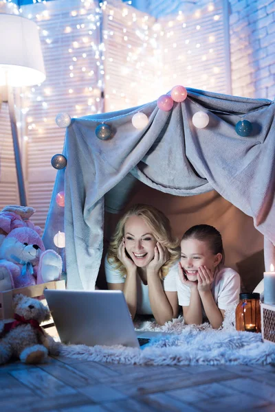 Abuela Nieta Viendo Película Ordenador Portátil Acogedora Casa Manta Casa — Foto de Stock