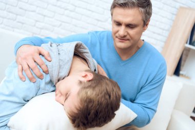Baba evlat ama genç ile konuşmaya çalışırken dinlemek çöp