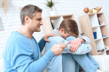 Baba evlat ama genç ile konuşmaya çalışırken dinlemek çöp