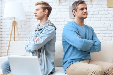 Baba ve oğul Birbirinizle konuşmak reddediyor