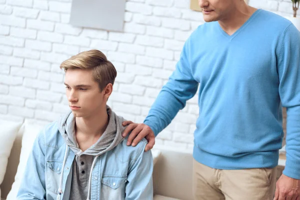 Otec Snaží Mluvit Synem Ale Dospívající Odmítnout Naslouchání — Stock fotografie