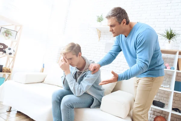 Padre Tratando Hablar Con Hijo Pero Adolescente Niegan Escuchar — Foto de Stock