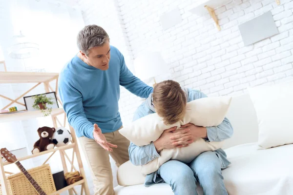 Padre Tratando Hablar Con Hijo Pero Adolescente Niegan Escuchar — Foto de Stock