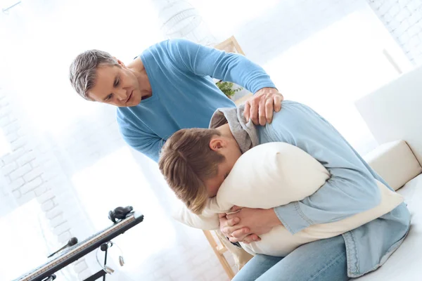 Vader Probeert Praten Met Zoon Maar Tiener Weigeren Luisteren — Stockfoto