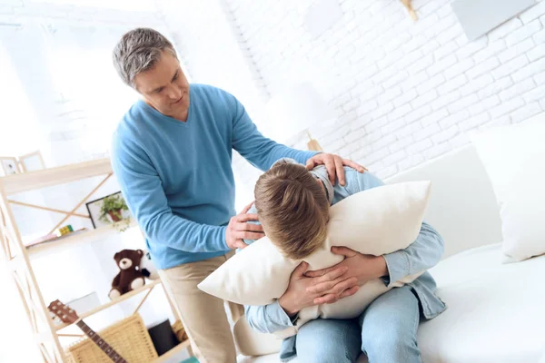 Padre Tratando Hablar Con Hijo Pero Adolescente Niegan Escuchar — Foto de Stock