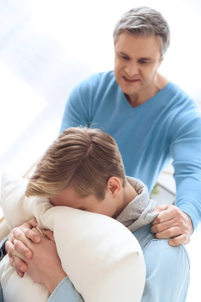 Padre Tratando Hablar Con Hijo Pero Adolescente Niegan Escuchar — Foto de Stock