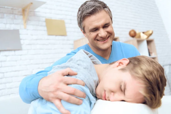 Padre Tratando Hablar Con Hijo Pero Adolescente Niegan Escuchar — Foto de Stock