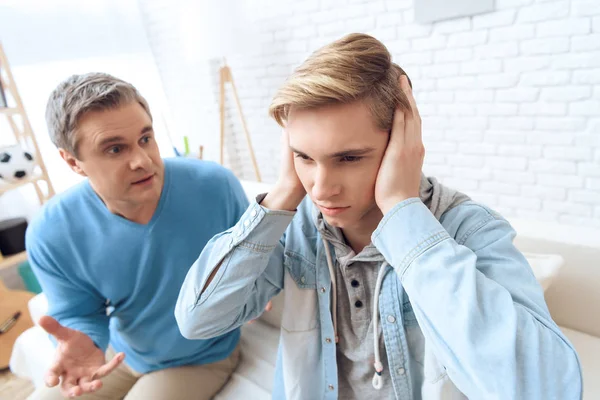 Padre Tratando Hablar Con Hijo Pero Adolescente Niegan Escuchar — Foto de Stock