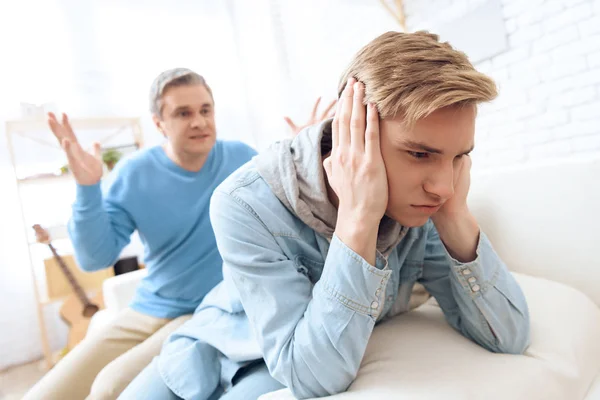 Padre Tratando Hablar Con Hijo Pero Adolescente Niegan Escuchar — Foto de Stock