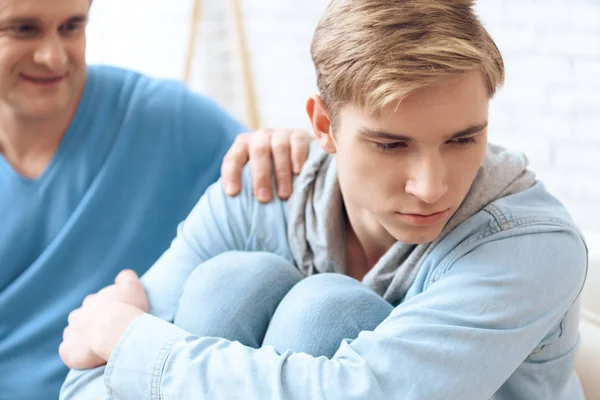 Vader Probeert Praten Met Zoon Maar Tiener Weigeren Luisteren — Stockfoto