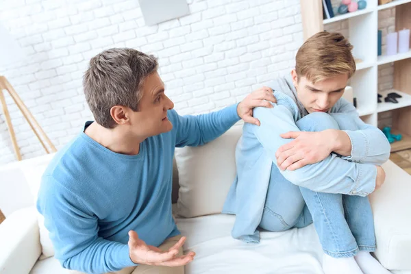 Отец Пытается Поговорить Сыном Подросток Отказывается Слушать — стоковое фото