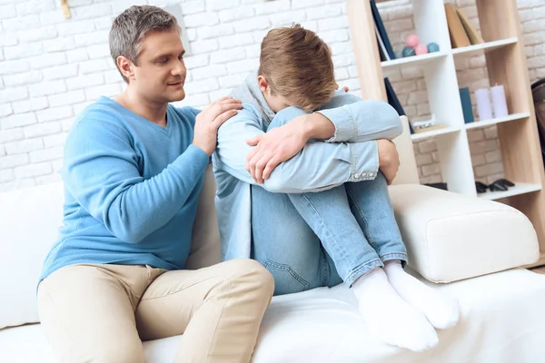 Padre Tratando Consolar Hijo Después Del Conflicto — Foto de Stock