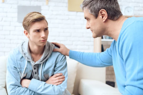 Padre Tratando Hablar Con Hijo Pero Adolescente Niegan Escuchar — Foto de Stock