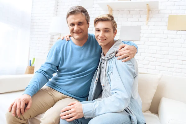 Baba ile oğlu evde sarılma portresi 