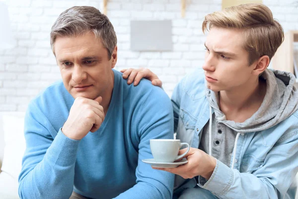 Figlio Cercando Parlare Con Genitore Padre Rifiuta Ascoltare — Foto Stock
