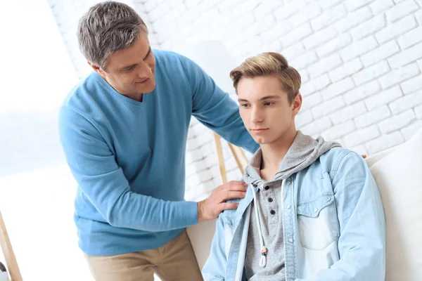 Padre Cerca Parlare Con Figlio Adolescente Rifiuta Ascoltare — Foto Stock