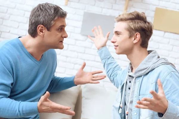 Padre Hijo Sentados Sofá Discutiendo Entre —  Fotos de Stock