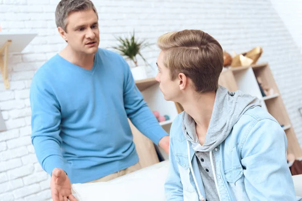 Padre Tratando Hablar Con Hijo Pero Adolescente Niegan Escuchar — Foto de Stock