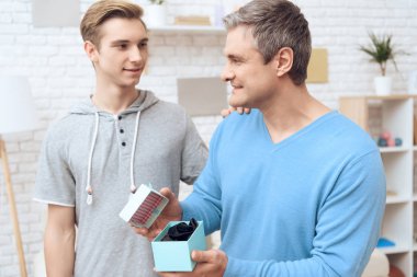 Babama hediye veren oğul portre