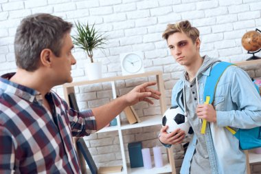 Baba futbol maçından sonra yara yara ile sorunlu genç memnun 