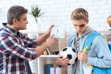 Baba futbol maçından sonra yara yara ile sorunlu genç memnun 