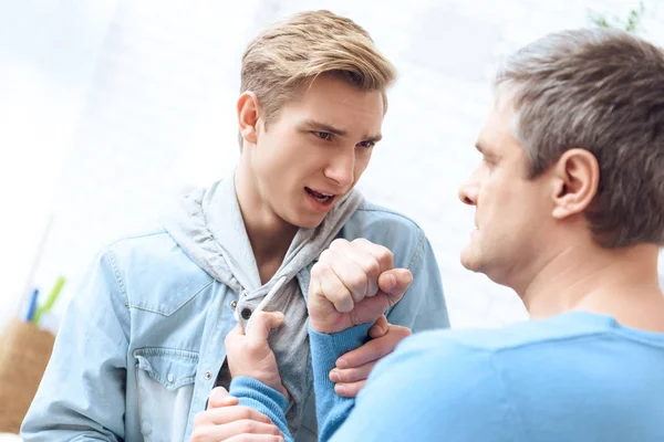 Padre Intimidando Adolescente Problemático Durante Pelea — Foto de Stock