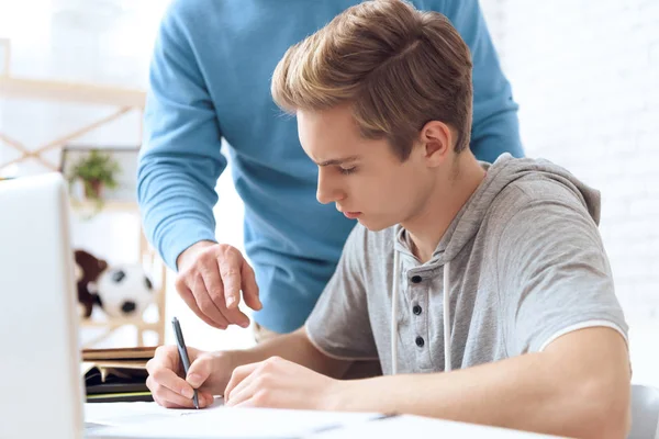 Vater Hilft Seinem Sohn Bei Den Hausaufgaben — Stockfoto