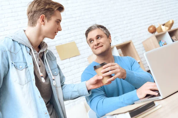 Padre Trabajando Ordenador Portátil Mientras Que Hijo Café Fresco — Foto de Stock