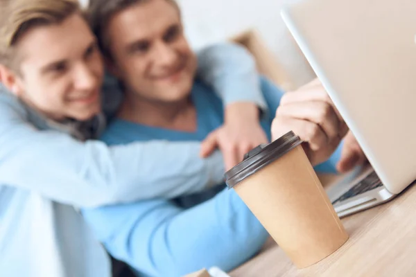 Portret Van Vader Werkt Laptop Terwijl Zoon Knuffelen Hem Van — Stockfoto