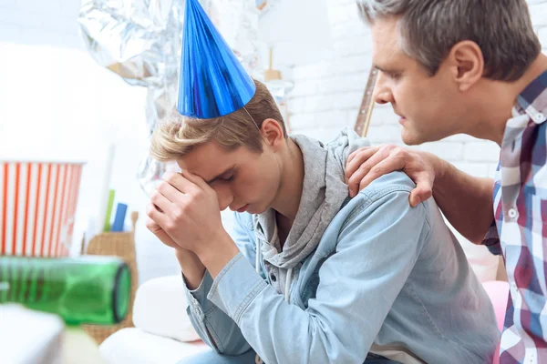 Son Having Headache Birthday Party Father Trying Talking Him — Stock Photo, Image